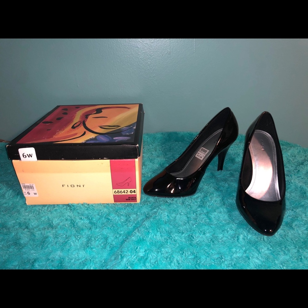 Fioni Women’s 2 1/2 in black heel sz 6W new in box